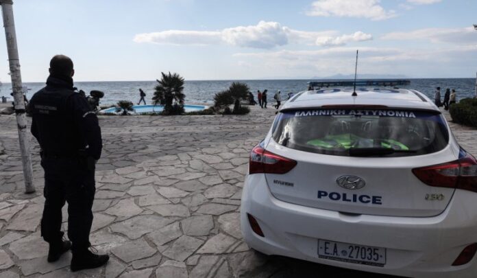 Παλαιό Φάληρο: Εντοπίστηκε πιστόλι με γεμιστήρα στην παραλία