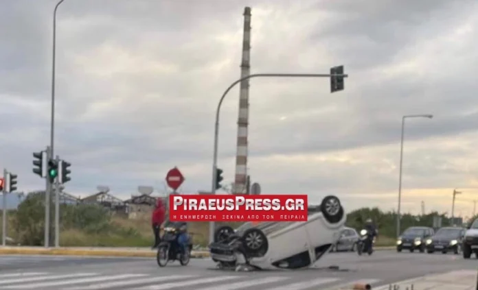 τροχαίο στον Πειραιά: Αμάξι αναποδογύρισε στη μέση του δρόμου-(ΦΩΤΟ)