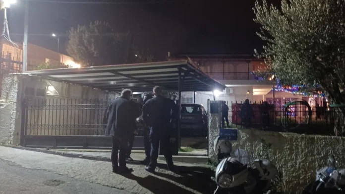 Πεντέλη: Θρίλερ με άντρα που απειλούσε να σκοτώσει τον πατέρα του με τσεκούρι – Τώρα απειλεί να πέσει στο κενό