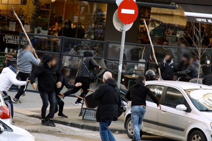 Θεσσαλονίκη: Ελεύθεροι οι τρεις Ρομά για την άγρια συμπλοκή έξω από τα Δικαστήρια