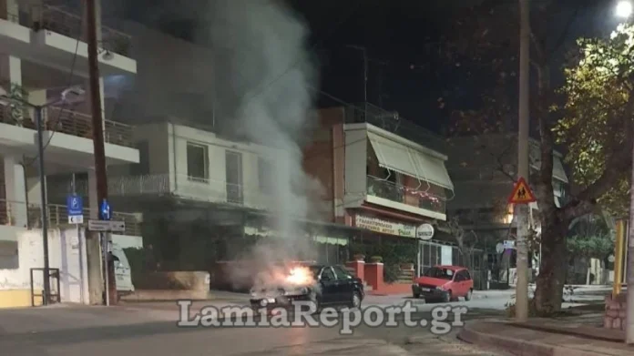 Αυτοκίνητο άρπαξε φωτιά στη Λαμία