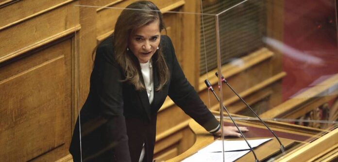 Σε ρόλο παιδονόμου της γαλάζιας κοινοβουλευτικής ομάδας η Ντόρα Μπακογιάννη