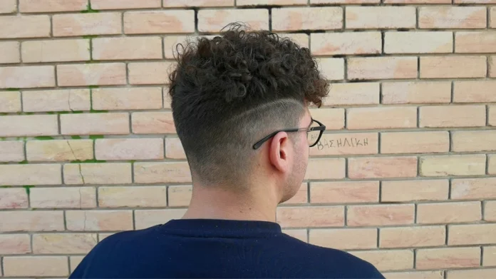 Συμμορία ανηλίκων έβγαλαν μαχαίρι για ένα κινητό-(VIDEO)