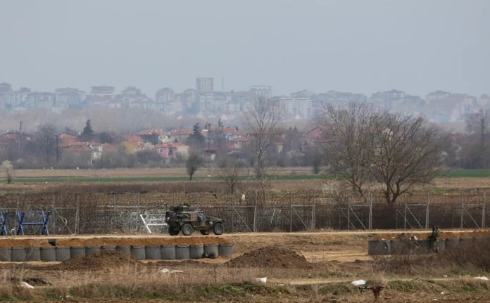 Επεκτείνεται κατά 26 χιλιόμετρα ο φράχτης στον Έβρο, σε συνδυασμό με… “ακατάλληλα” ηχοβολιστικά όπλα