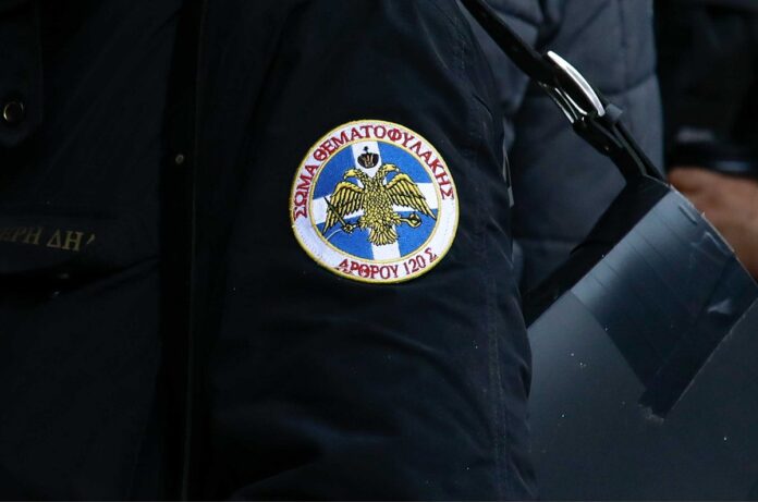 Θεσσαλονίκη: Ποινική δίωξη κατά των αρνητών που υποδύθηκαν τους αστυνομικούς και έκαναν έλεγχο σε χώρο διενέργειας rapid test