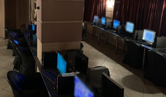 Είχαν στήσει παράνομο καζίνο σε μαγαζί στη Θεσσαλονίκη: Βρήκαν 25 υπολογιστές – Δύο συλλήψεις (ΦΩΤΟ)
