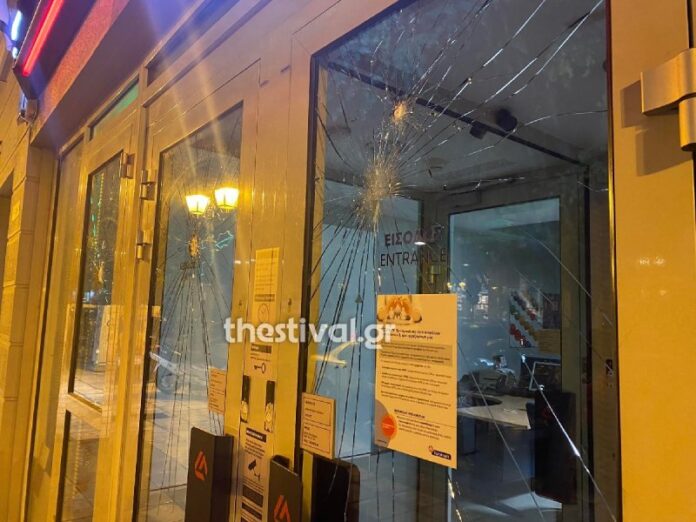 Συναγερμός στη Θεσσαλονίκη: Κουκουλοφόροι επιτέθηκαν σε τράπεζα (ΦΩΤΟ)