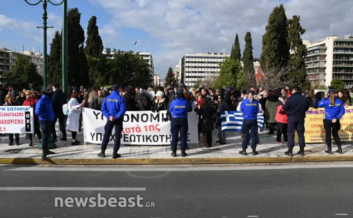 Στους δρόμους κατά του υποχρεωτικού εμβολιασμού οι υγειονομικοί – Συγκέντρωση στο Σύνταγμα – (VIDEO-ΦΩΤΟ)