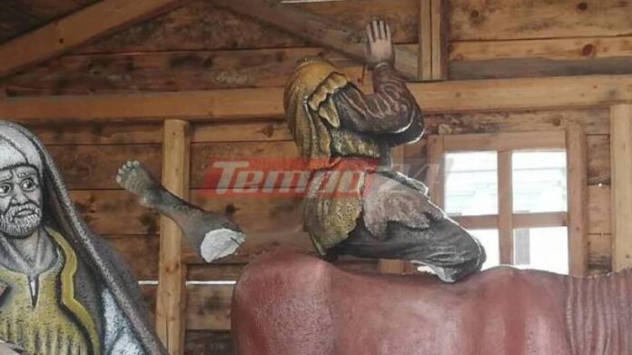 Βάνδαλοι δημιούργησαν χυδαία σκηνή σε φάτνη σε κεντρική πλατεία της Πάτρας (Φωτογραφίες)