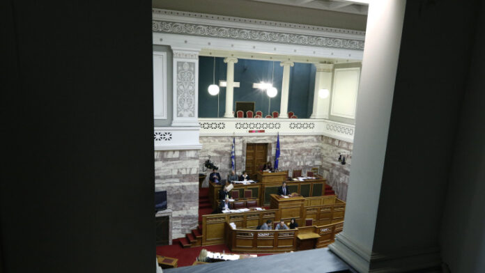 Ατύχημα στη Βουλή: Ελληνική σημαία έπεσε στο κεφάλι υπαλλήλου