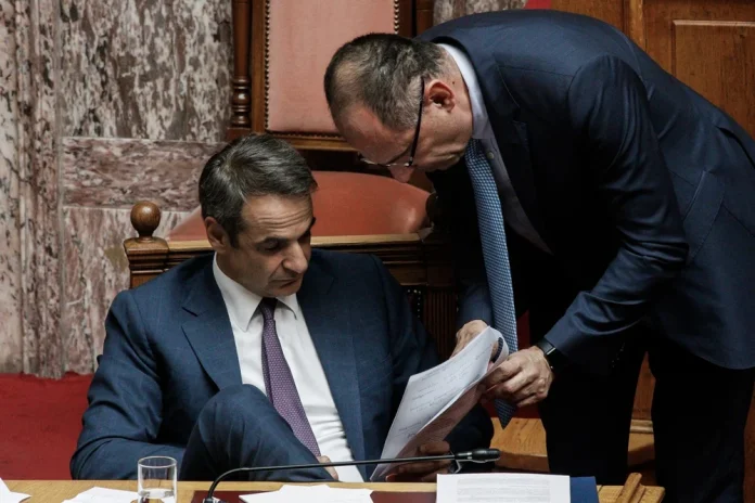 Ξέσπασαν σε χειροκροτήματα οι βουλευτές της ΝΔ όταν ο Γεραπετρίτης είπε «Θα ήμουν καλύτερα εκτός πολιτικής»…