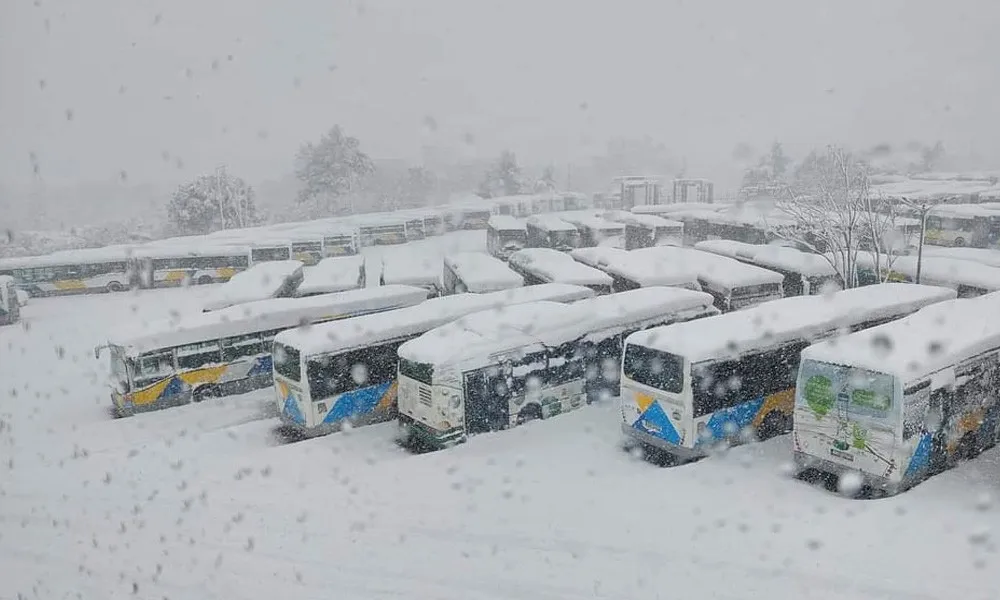 220126192323_bus_deep_snow