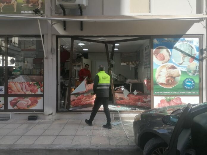 Αλεξανδρούπολη: Ι.Χ. “καρφώθηκε” σε τζαμαρία καταστήματος