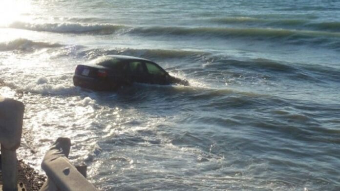 Στυλίδα: Αυτοκίνητο έπεσε στη θάλασσα