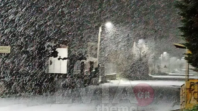 Εύβοια: Μάχη με τον χιονιά σε Κύμη και Κριεζά