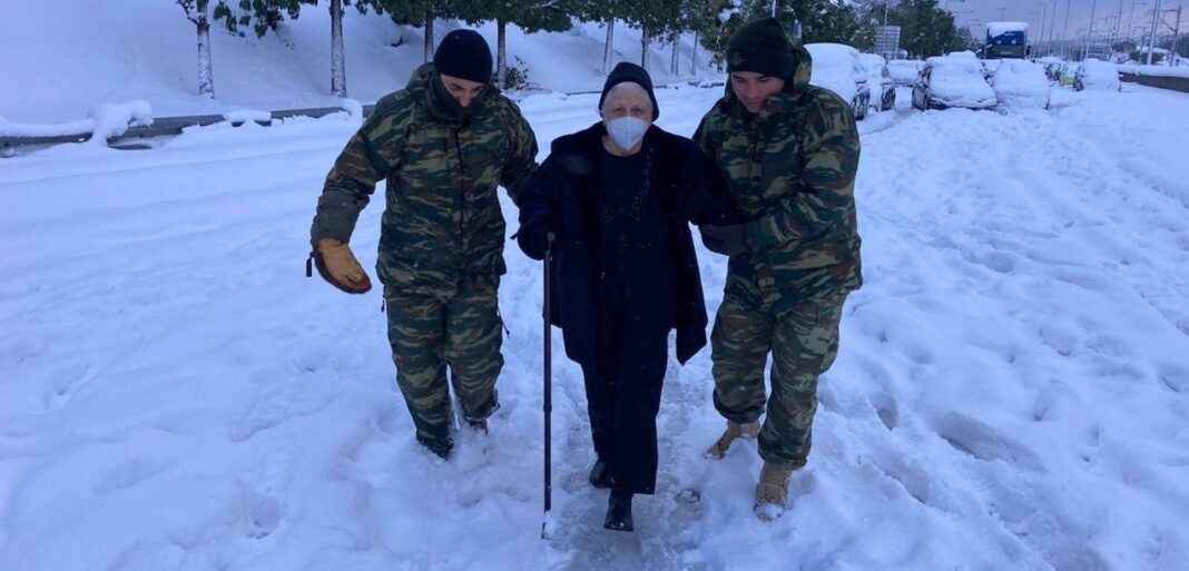 aparadektoi-tora-epixeiroun-na-riksoun-tis-euthunes-stis-enoples-dunameis