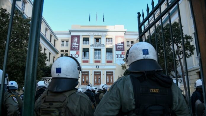 Η διπρόσωπη τακτική της κυβέρνησης για τα δημόσια Πανεπιστήμια και οι ευθύνες της για τα επεισόδια