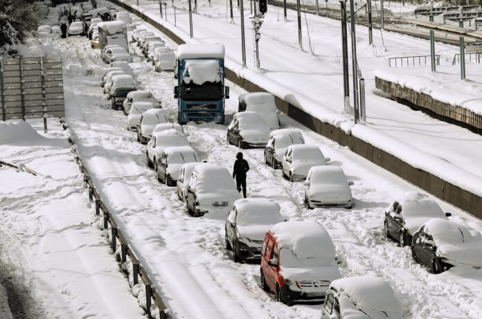 Συγκλονιστική μαρτυρία από γυναίκα που εγκλωβίστηκε στην Αττική Οδό: Έκανα την ανάγκη μου πάνω μου