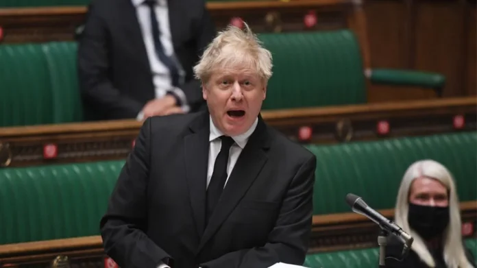 Βρετανία: Επιμένει ο Τζόνσον στις πιέσεις που δέχεται μετά τα κορωνοπάρτι – «Δεν παραιτούμαι»