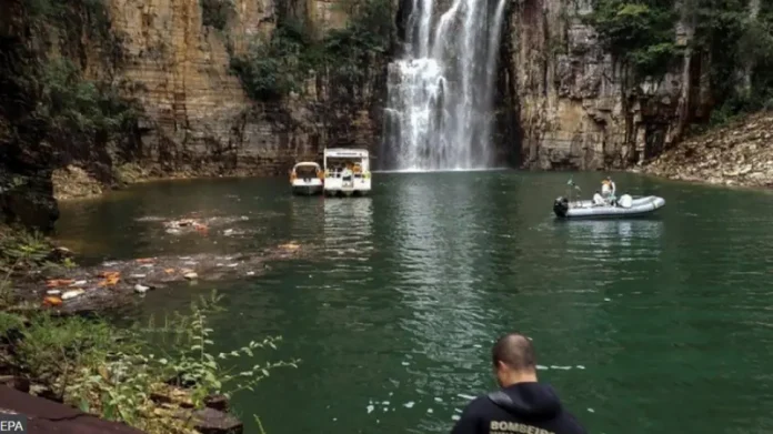 Βραζιλία: Επτά νεκροί και τρεις αγνοούμενοι από πτώση βράχου σε τουριστικά σκάφη – (VIDEO)