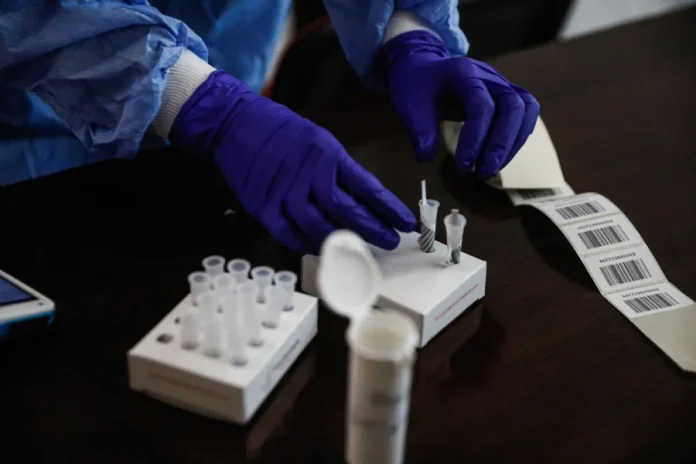 Γιατί επιτράπηκε η αισχροκέρδεια με τα τεστ; Πόσο βγάζουν σήμερα τα ιδιωτικά κέντρα;