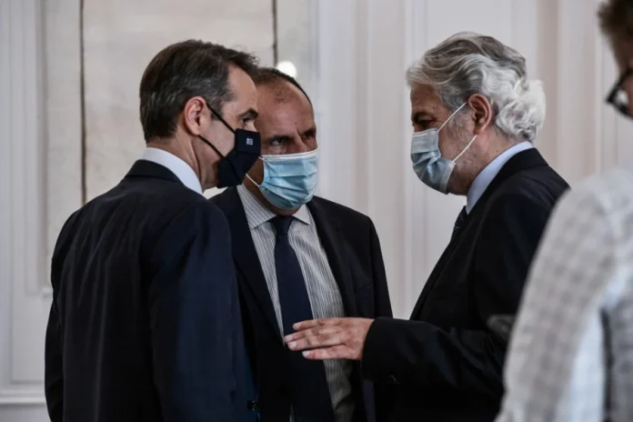 Το «παλτό» του Μητσοτάκη και ο Γεραπετρίτης του…Μένιου