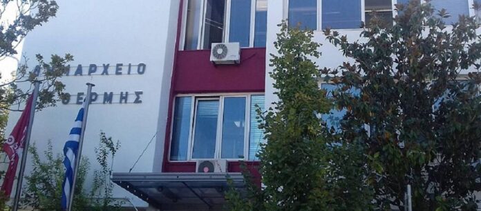 Επεισόδιο με ανεμβολίαστο δημαρχείο Θερμαϊκού: «Δεν υπάρχει δήμαρχος – Εμείς κυβερνάμε»