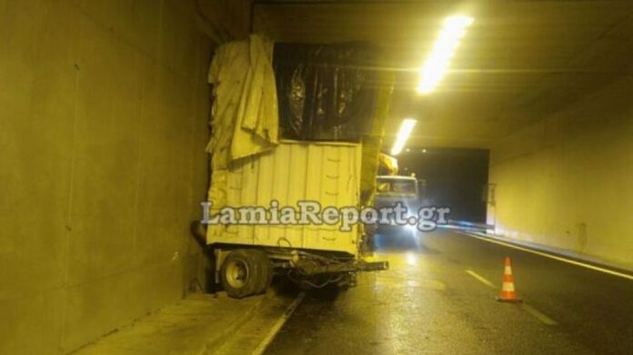 Έσπασε τρέιλερ νταλίκας μέσα σε τούνελ της εθνικής οδού στο ύψος των Καμένων Βούρλων, τρελή πορεία για 100 μέτρα