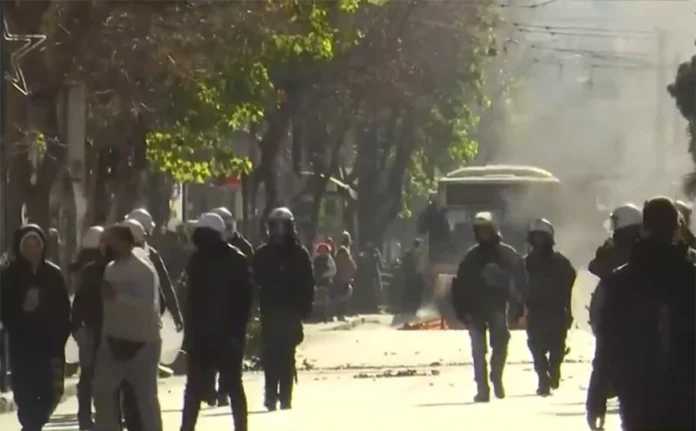 Επεισόδια με πέτρες και χημικά έξω από την ΑΣΟΕΕ-(ΦΩΤΟ)