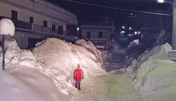 Το “έστρωσε” στα Γρεβενά – Στους δρόμους τα εκχιονιστικά για να καθαρίσει ο δρόμος (VIDEO)