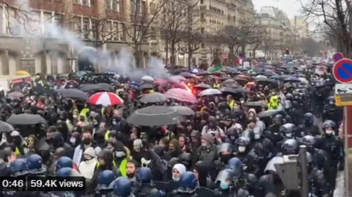 Γαλλία: Αντιεμβολιαστές διαδηλώνουν απαντώντας στον Εμανουέλ Μακρόν