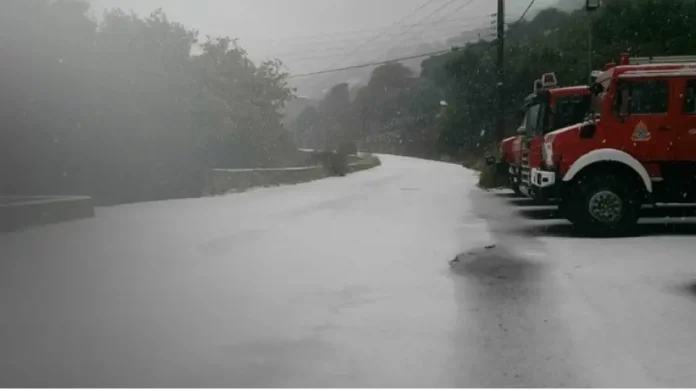 Καιρός: Η κακοκαιρία «Διομήδης» πλήττει την Κρήτη, εγκλωβισμένοι στην περιοχή του Αγίου Νικολάου, στην Κριτσά