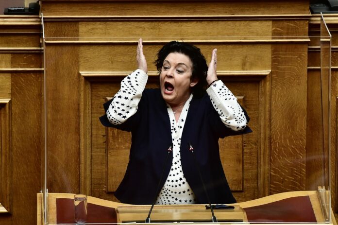 Λιάνα Κανέλλη: Η Ελληνική Βουλή μοίρασε στους βουλευτές μάσκες made in Turkey