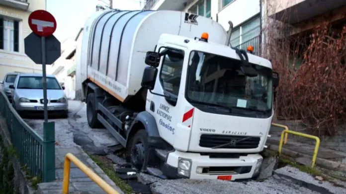 Ο δρόμος «κατάπιε» απορριμματοφόρο στην Καστοριά