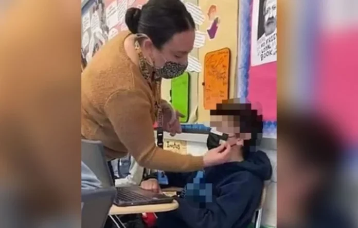 Σάλος σε σχολείο των ΗΠΑ: Δασκάλα κόλλησε με ταινία τη μάσκα στο πρόσωπο μαθητή