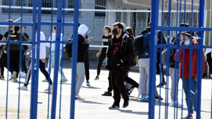 Πώς θα ανοίξουν τα σχολεία τη Δευτέρα – 12 ερωτήσεις και απαντήσεις από το υπουργείο Παιδείας