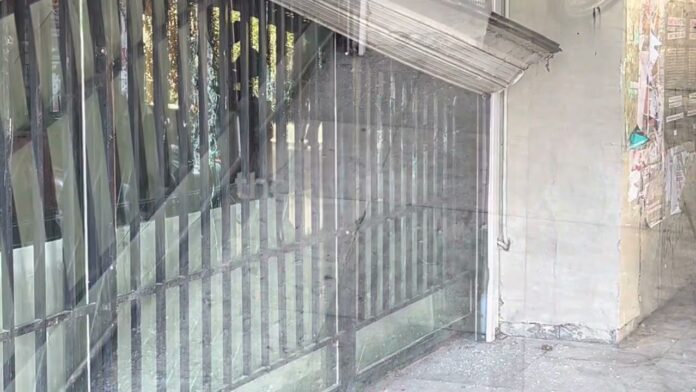Αντιεξουσιαστές επιτέθηκαν στο φυλάκιο του κτιρίου διοίκησης του ΑΠΘ (VIDEO-ΦΩΤΟ)