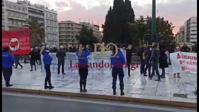 Συγκέντρωση διαμαρτυρίας εκπαιδευτικών στο Σύνταγμα (ΦΩΤΟ-VIDEO)