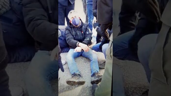 Ορεστιάδα: Ένταση στο Φυλάκιο για την κατασκευή νέας δομής μεταναστών – Κατέρρευσε ο πρόεδρος (video)