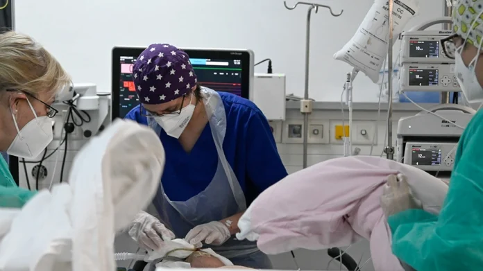 Σχέδιο έκτακτης ανάγκης για το ΕΣΥ με αύξηση κλινών και σύμπραξη με στρατιωτικά και ιδιωτικά νοσοκομεία