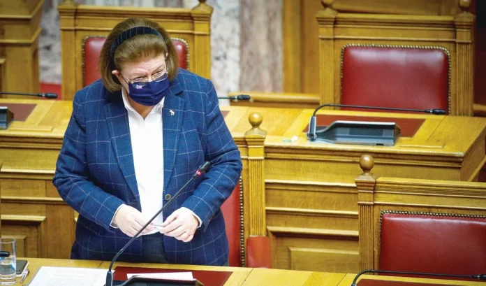 Άτακτη υποχώρηση μετά τον σάλο: Η Μενδώνη ακύρωσε τη χορηγία του καταγγελλόμενου για βιασμό Βασίλη Λεβέντη