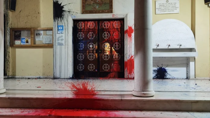Βανδαλισμοί στην εκκλησία στα Κάτω Πατήσια όπου λειτουργούσε ο σάτυρος ιερέας – (ΦΩΤΟ)