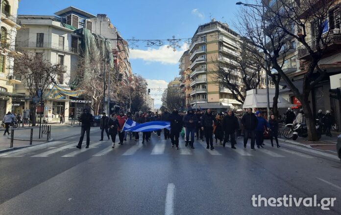 Πορεία κατά των εμβολίων και της υποχρεωτικότητας στο κέντρο της Θεσσαλονίκης (video)