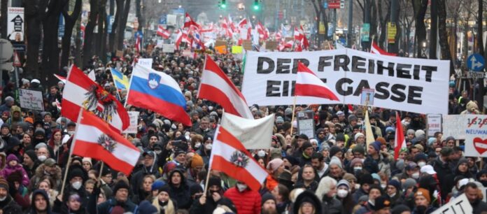 Η Αυστρία παίρνει πίσω τον νόμο για τον υποχρεωτικό εμβολιασμό