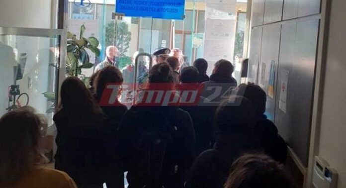 Πάτρα: Εισβολή αντιεξουσιαστών στα γραφεία της 6ης ΥΠΕ – 10 προσαγωγές