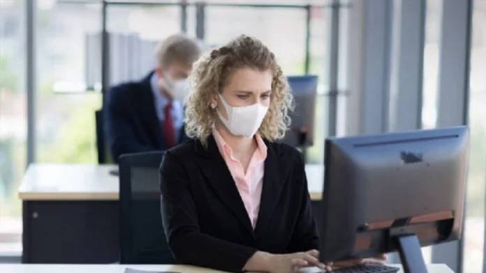 Στην τροχιά της «Omicron» σχολεία, Δημόσιο και ιδιωτικός τομέας: Οι αλλαγές στα πρωτόκολλα – Τι ισχύει για πιστοποιητικά, άδειες και τηλεργασία