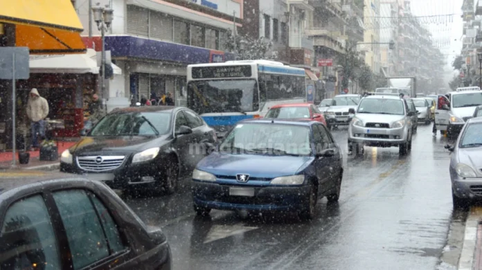 Βόλος: Σφοδρή χιονόπτωση σε Σποράδες και Πήλιο – Στα λευκά και ο Βόλος