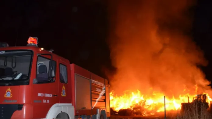 Μεγάλη φωτιά σε πάρκινγκ σκαφών στο Κορωπί – Δεν απειλούνται σπίτια