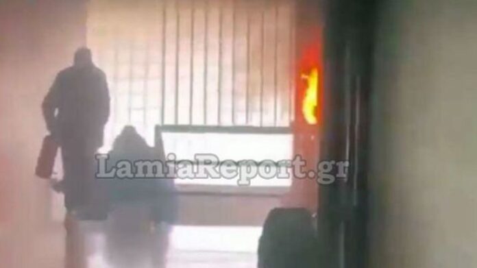 Έβαλαν φωτιά στον διάδρομο σχολείου στην Αταλάντη