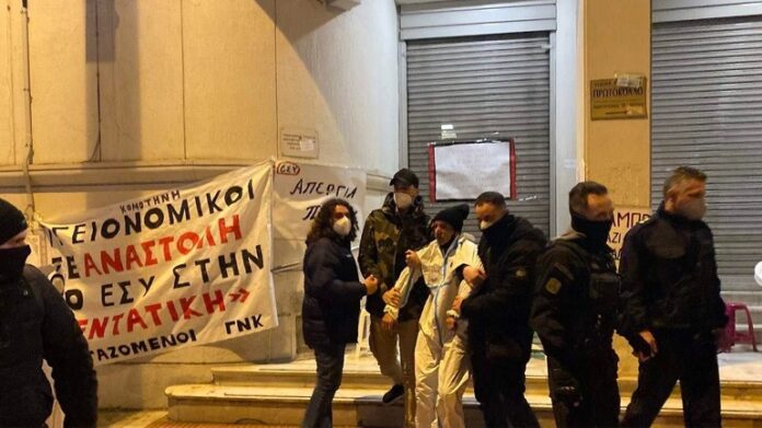 Συνέλαβαν μαύρα μεσάνυχτα τον υγειονομικό απεργό πείνας μπροστά από το Υπ. Υγείας – (ΦΩΤΟ)